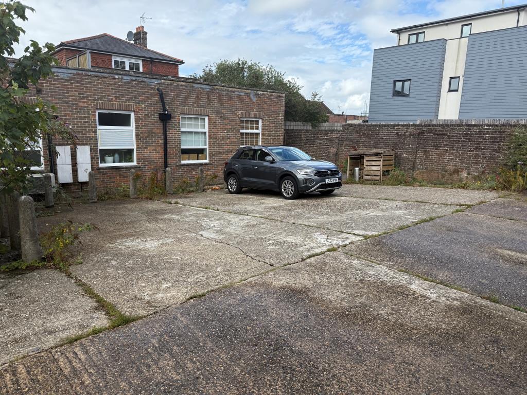 Lot: 118 - FORMER BANK PREMISES - UPPER PARTS PLUS PARKING WITH POTENTIAL - Rear car parking spaces with access from Cantaloupe Road